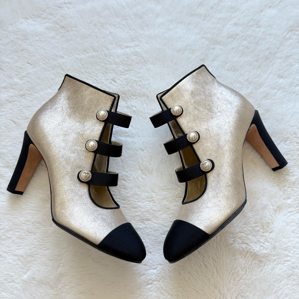 NEW!! Chanel 2018 Gold Toe Leather Pearl Button Boots Heels 38 EU Retail 1400$ - Picture 1 of 11